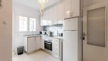 Een koelkast, een magnetron, een oven, een vaatwasser