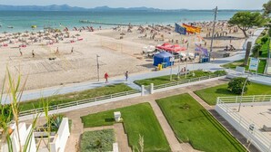 På stranden