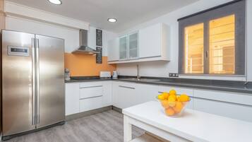 Een koelkast, een magnetron, een oven, een kookplaat