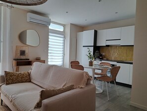 Living area - Beautiful renovated village house in the heart of Provence. (Graveson)