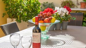 A table with a fruit bowl, a bottle of wine, and two glasses. - Unio 36 - Villa With Private Pool In Ariany (Ariany, Illes Balears)