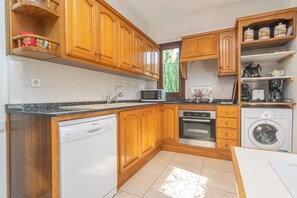 Fridge, microwave, oven, coffee/tea maker