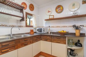 Réfrigérateur, micro-ondes, four, cafetière/bouilloire