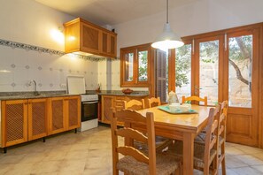 Kühlschrank, Ofen, Wasserkocher mit Kaffee-/Teezubehör, Hochstuhl