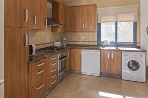 Mikrobølgeovn, ovn, oppvaskmaskin og kaffetrakter/tekoker