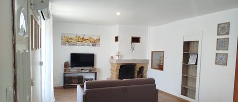 Smart-tv, een open haard en boeken