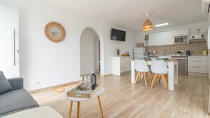A modern apartment with a living room, dining area, and kitchen. - Ona 2 - Apartment In Cala D'or. Free Wifi (, Illes Balears)