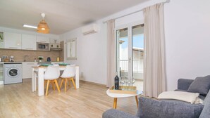 A modern apartment with a kitchen, dining area, and living room. - Ona 2 - Apartment In Cala D'or. Free Wifi (, Illes Balears)