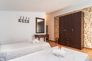 6 chambres, fer et planche à repasser