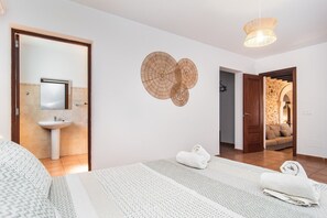 6 habitaciones y tabla de planchar con plancha 
