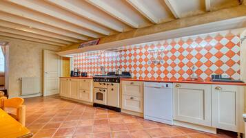 Køleskab, mikrobølgeovn, ovn, kogeplade