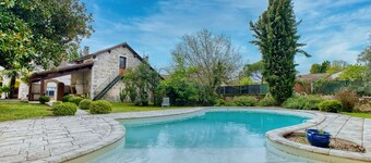Old house with pool in the heart of Périgord