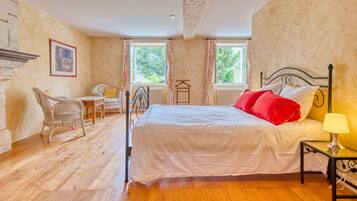 6 bedrooms, iron/ironing board, WiFi, bed sheets