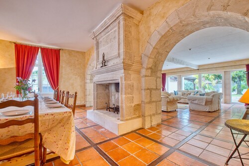 Old house with pool in the heart of Périgord