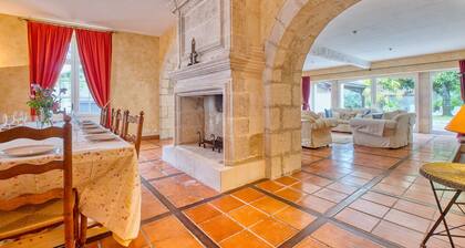 Old house with pool in the heart of Périgord