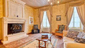 TV, fireplace, stereo