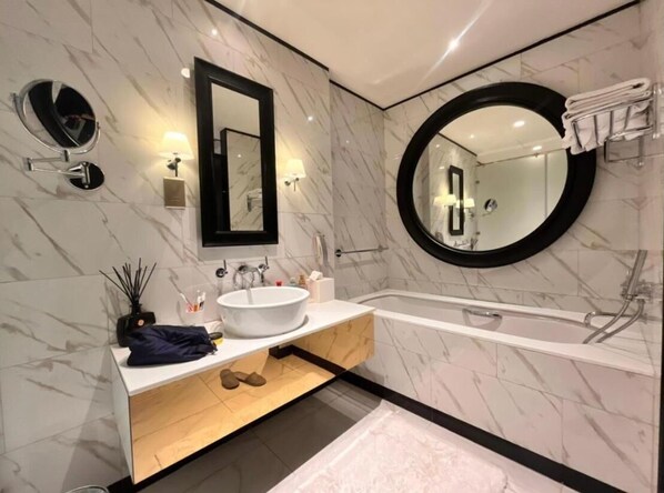 Dusche, Whirlpool, Haartrockner, Bidet