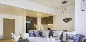 Departamento, balcón, vista al mar | Área de sala de estar