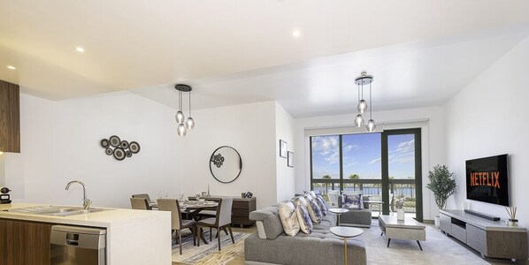 Interior - LUX The Elegant Sea View Suite (Dubai)