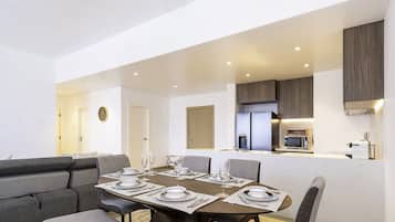 Appartement, balkon, uitzicht op zee | Dineren op de kamer