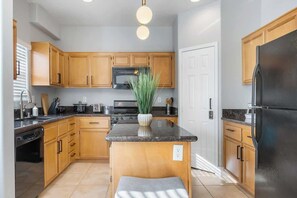 Réfrigérateur, four à micro-ondes, un four, surface de cuisson