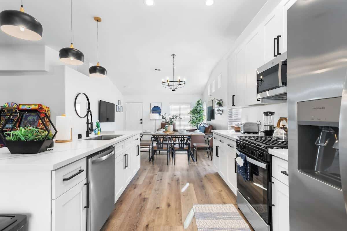 Refrigerador, microondas, horno y parrilla de estufa 