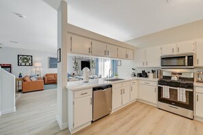 Frigorífic, microones, forn i placa de cuina 