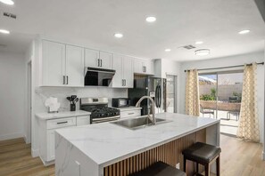 Fridge, microwave, oven, stovetop - Spacious 4BR Vegas Home with Piano (Las Vegas)