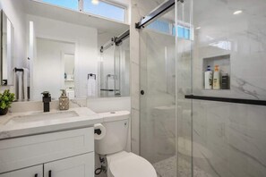 Een douche, een haardroger, shampoo