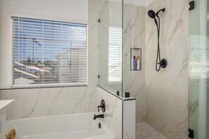 Douche, sèche-cheveux, shampoing