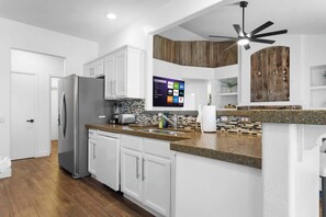 Frigorífic, microones, forn i placa de cuina 