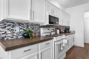 Frigorífic, microones, forn i placa de cuina 