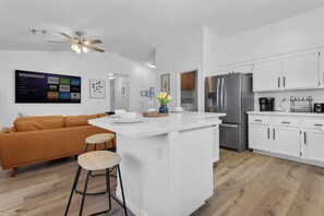 Fridge, oven, stovetop, dishwasher