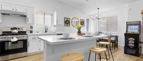 Kühlschrank, Ofen, Herdplatte, Geschirrspüler