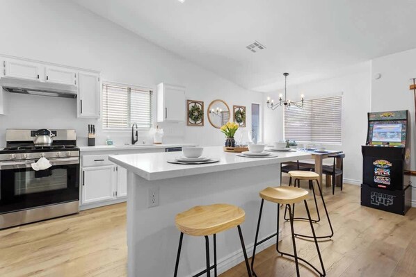 Fridge, oven, stovetop, dishwasher