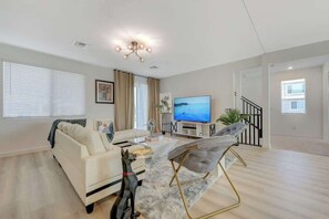 Una televisión, una oficina