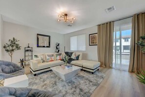 Una televisión, una oficina