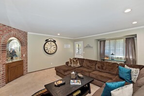 Televisión y chimenea 