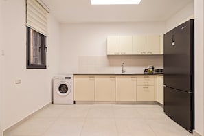 Kühlschrank, Mikrowelle, Wasserkocher mit Kaffee-/Teezubehör, Toaster