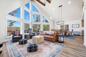 Smart TV, fireplace - Chic Alpine Lodge with 5BR + Views to Remember (McGaheysville)