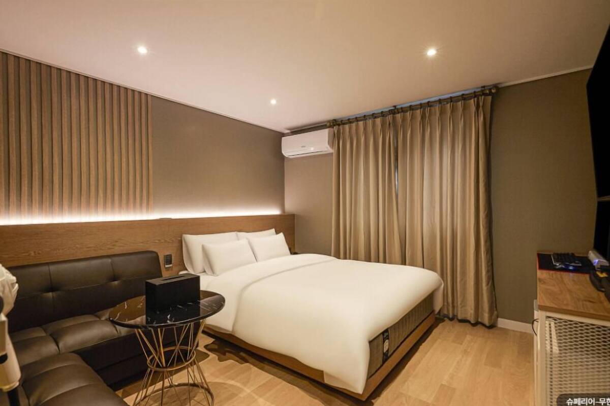 A - Superior Room, 1 Queen Bed, Non Smoking | 書桌、手提電腦工作空間、免費 Wi-Fi、床單