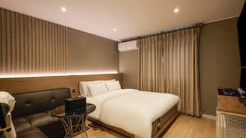 A - Superior Room, 1 Queen Bed, Non Smoking | Skrivebord, arbejdsområde til bærbare computere, gratis Wi-Fi, sengetøj