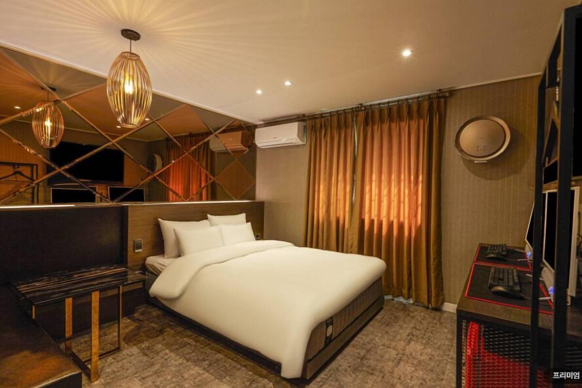 C - Premium Double Room, 1 Queen Beds, Non Smoking (2 PC's) | 書桌、手提電腦工作空間、免費 Wi-Fi、床單
