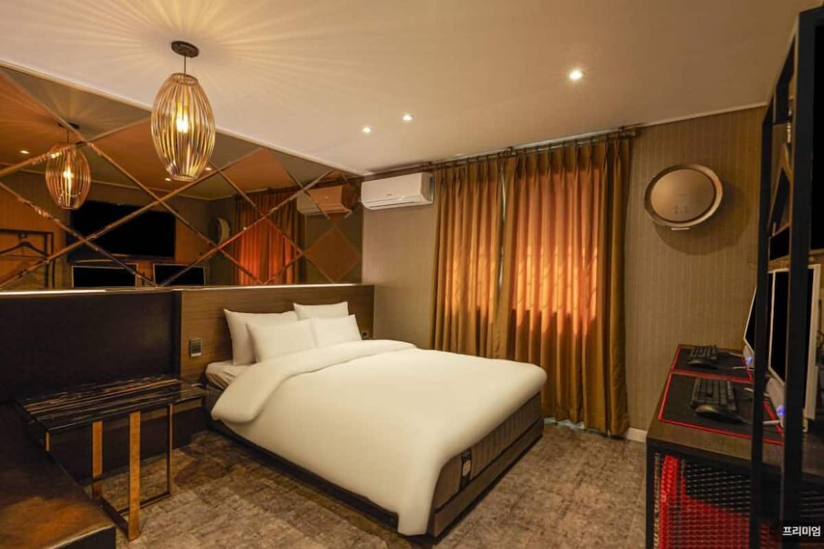 C - Premium Double Room, 1 Queen Beds, Non Smoking (2 PC's) | 1 slaapkamer, een bureau, een laptopwerkplek, gratis wifi