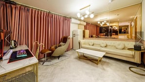 D - Luxury Suite, 2 Queen Beds, Balcony, City View | 거실 공간