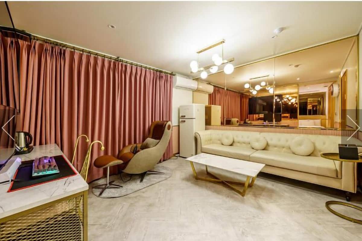 D - Luxury Suite, 2 Queen Beds, Balcony, City View | 客廳 | 65 吋LED 電視連有線電視頻道、Netflix、電腦
