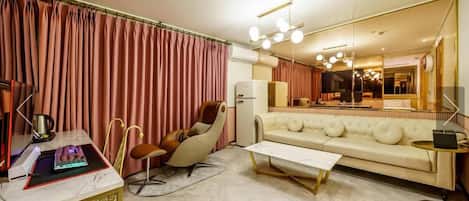 D - Luxury Suite, 2 Queen Beds, Balcony, City View | Area soggiorno | TV LED 65 pollici con canali via cavo, Netflix, computer