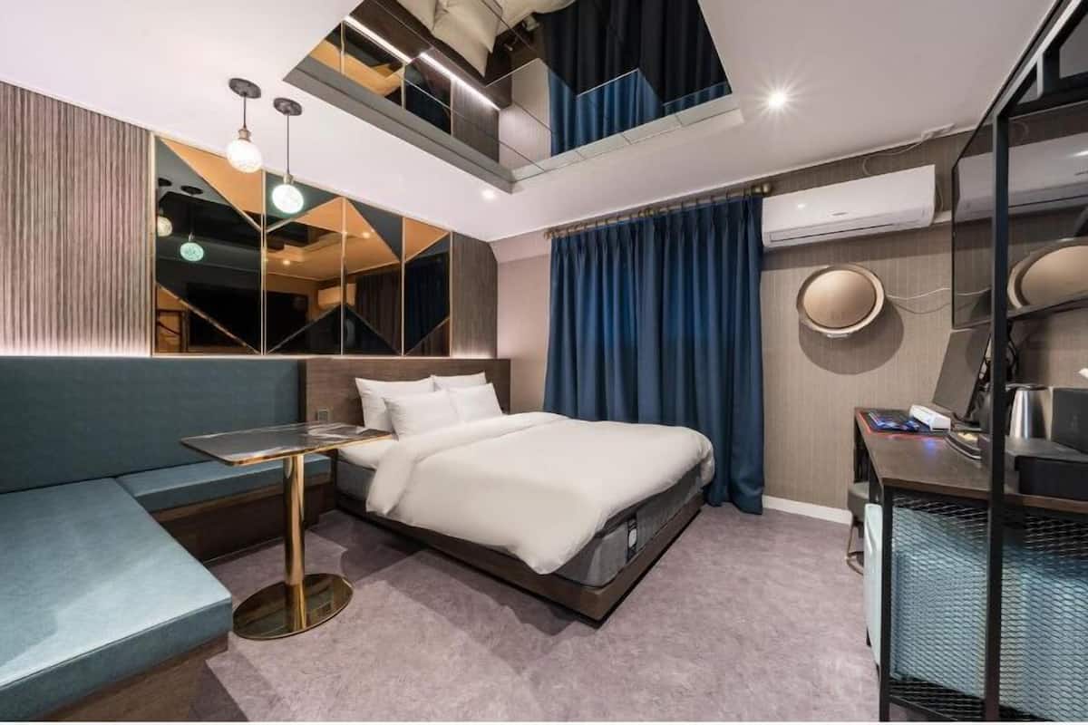 B - Deluxe Double Room, 1 Queen Bed, Non Smoking | 書桌、手提電腦工作空間、免費 Wi-Fi、床單