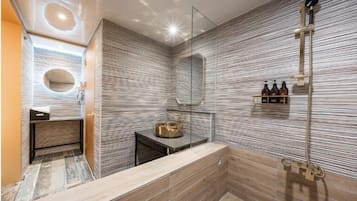 D - Luxury Suite, 2 Queen Beds, Balcony, City View | Badezimmer | Haartrockner, Handtücher, Seife, Shampoo