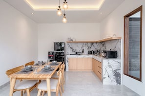 Villa Deluxe, 2 chambres | Cuisine privée | Cafetière/bouilloire, bouilloire électrique, grille-pain, chaise haute